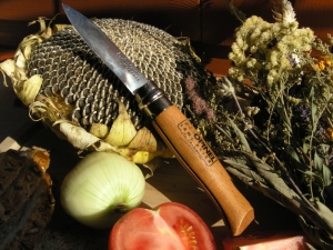 Opinel 9 - folder, stal w�glowa (0.9% C), r�koje�� - buk, blokada - pier�cie�, d�. - 200 mm., ostrze - 90 mm., gr. ostrza - 2mm., wyko�czenie- satin finish