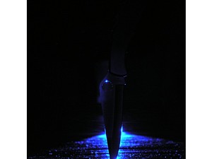 Spyderco Police, INOVA X1 - latarka 1 diodowa z systemem optycznym, kolor �wiat�a - niebieski (wzmocnienie kontrast�w), 10 godzin �wiecenia, 2 sposoby w��czania (sta�y i chwilowy), kompaktowa obudowa z aluminium