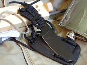 Becker Necker - fixed, stal w�glowa, r�koje�� - brak ok�adzin, oplot we wlasnym zakresie (paracord), budowa full tang, d�. - 175 mm., d�. ostrza - 80 mm., gr. ostrza >3 mm., pokrycie - teflonowe