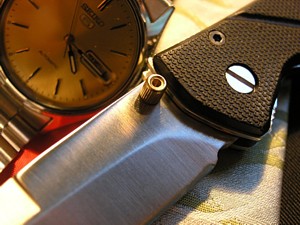 kopia Benchmade Darkstar mini - folder, stal - prawd. 420, r�koje�� - linersy ze stali nierdzewnej, ok�adziny - prawd. kraton, blokada - liner lock, d�. - 195 mm., d�. ostrza - 80 mm., gr. ostrza - 2 mm., wyko�czenie - satin finish