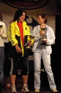 -dekoracja zwycizcw kobiecych kategorii wiekowych - GP Warszawy 2005-